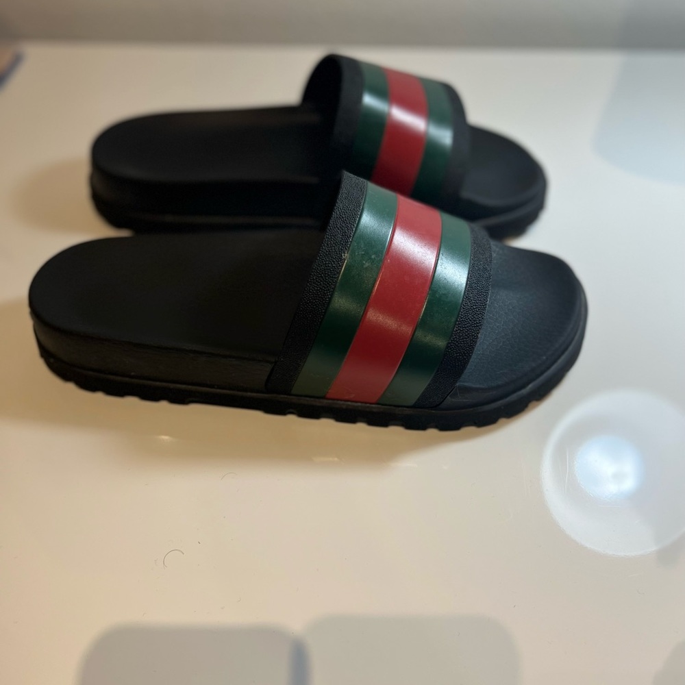 Authentic mens Gucci slides. Like new!